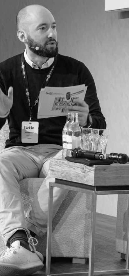 Jonathan Ederer im Gespräch auf einer Podiumsdiskussion